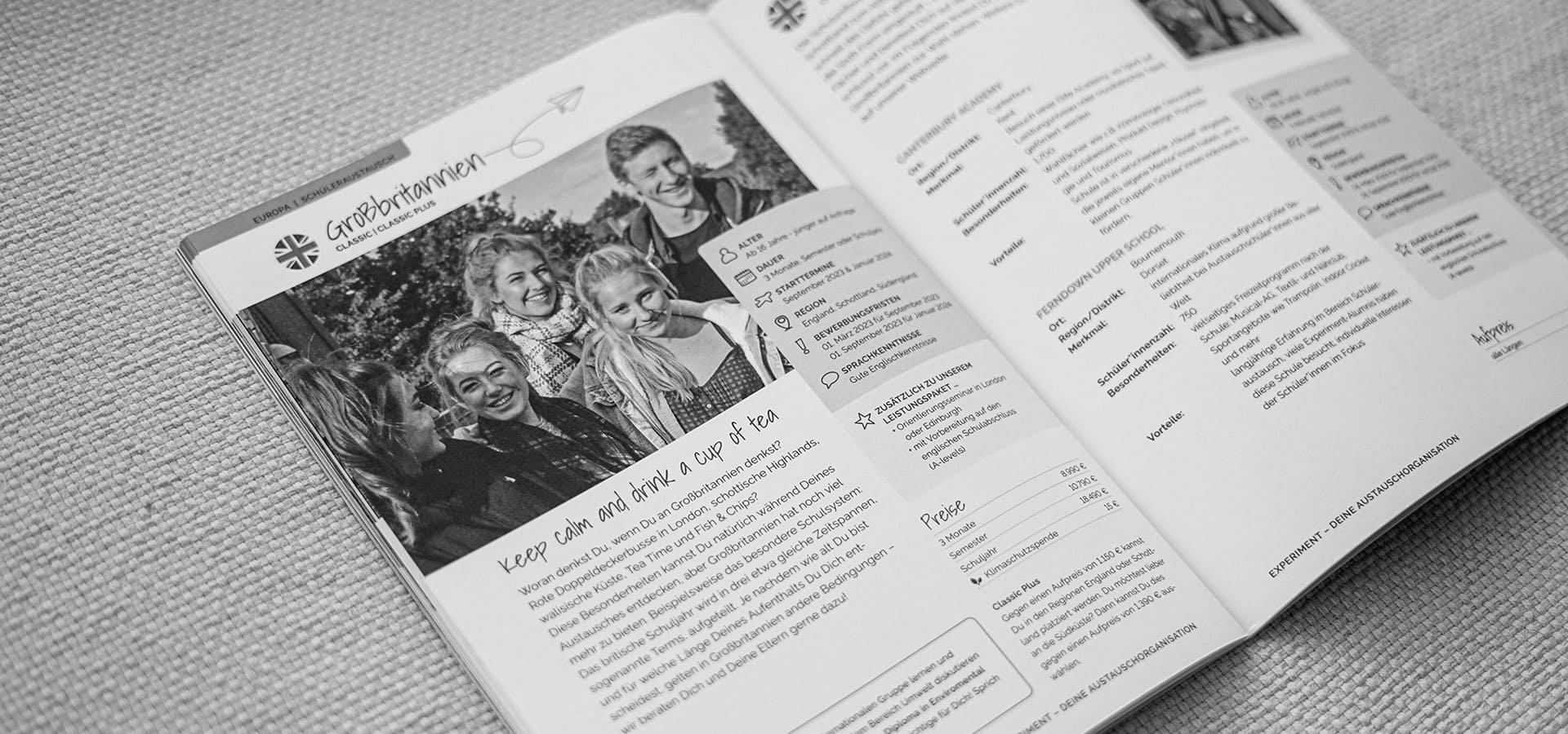 Aufgeklappte Print-Broschüre, in der es um Schüleraustausch geht