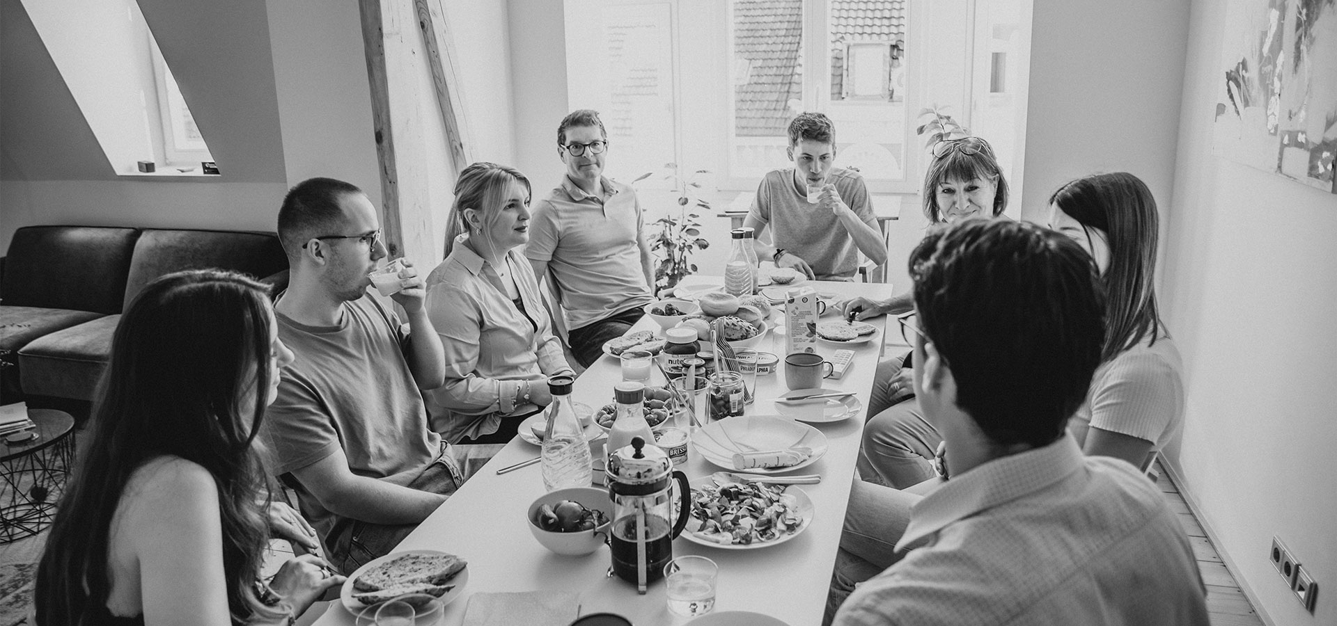 Die Mitarbeiter des KoKollektivs frühstücken zusammen an einem Tisch